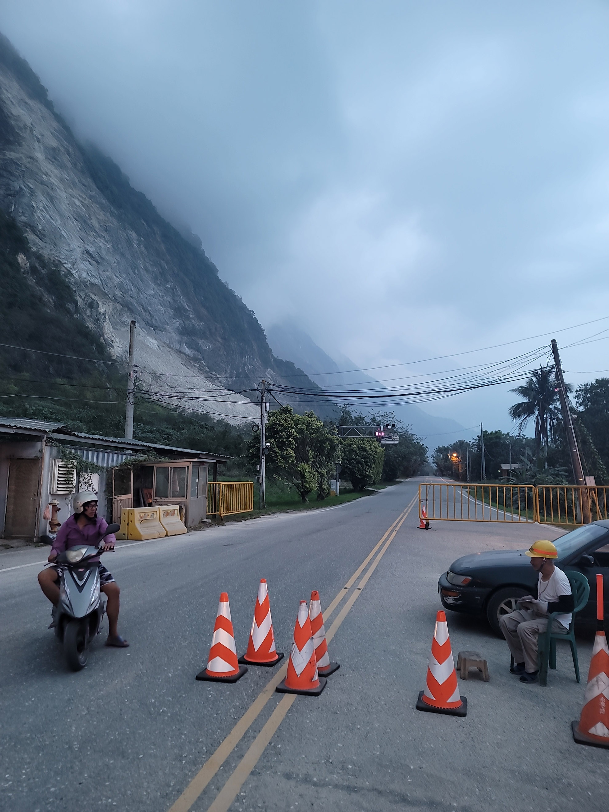 Route (highway nr 9) bloquée au niveau de Xiulin: glissement de terrain et plus loin pont détruit par une chute de pierre (XiaQingshui)